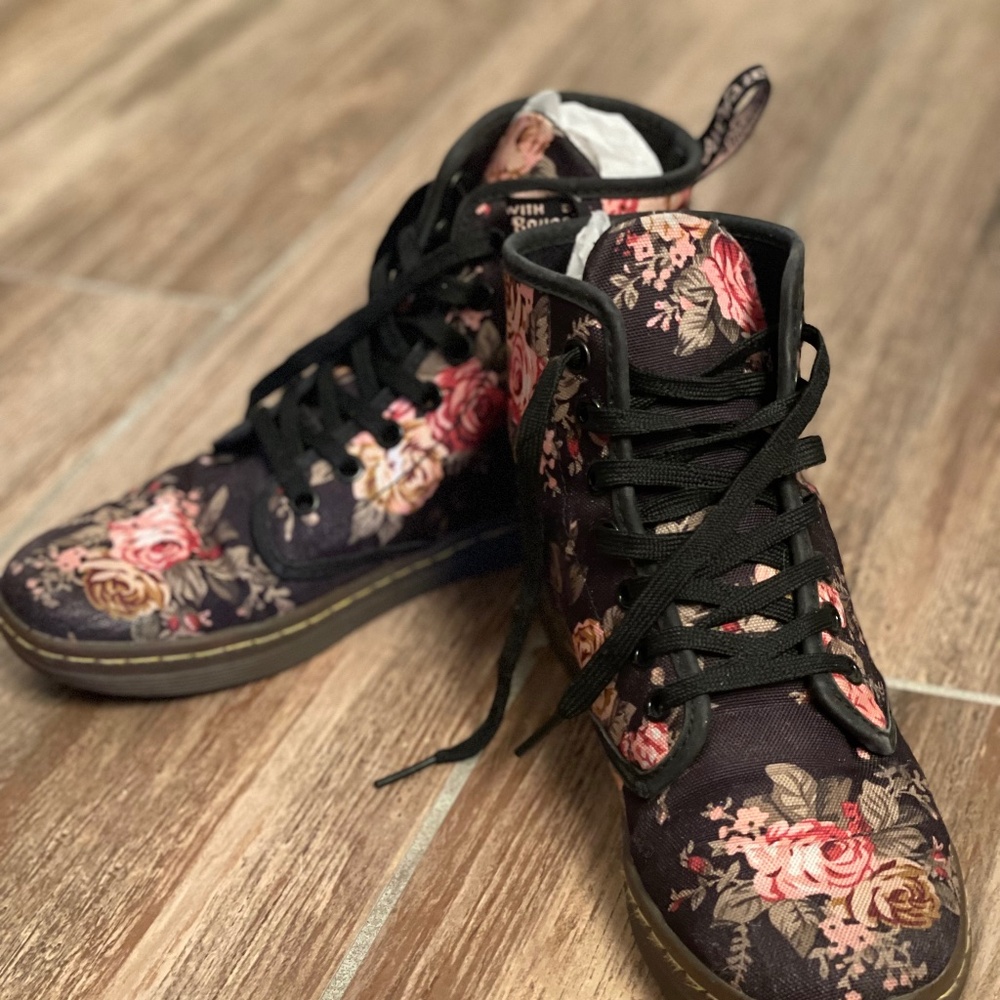 Dr. Martens Shoreditch Floral Victorian Canvas Boots